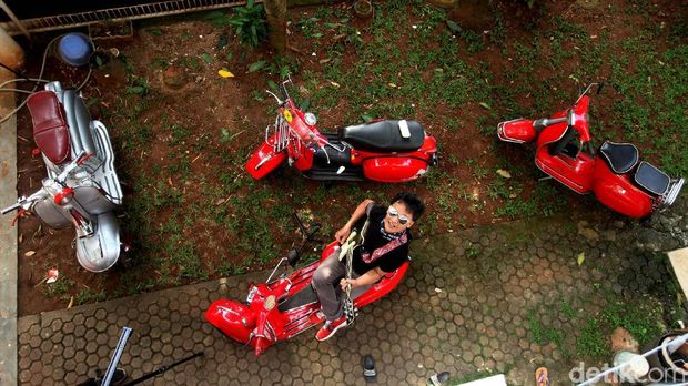 Denny Chasmala dan koleksi skuternya