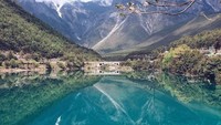 Namun nyatanya, sungai yang berasal dari lelehan salju di Himalaya mendapatkan warna toska atau pirus dari ion tembaga yang terkandung di dalam air. Air tersebut terus melaju dam terkumpul di danau ini, lahirlah Blue Moon Valley (mengtm/Instagram)