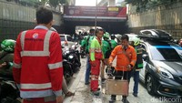 Marah, Ojol Bongkar Perbaikan Jalan di Casablanca yang Bikin MacetProyek pengerjaan jalan di terowongan Casablanca, Jakarta Selatan, pagi ini bikin lalu lintas macet parah. Sejumlah driver ojek online (ojol) membongkar paksa pengerjaan proyek tersebut.Pantauan detikcom, Kamis (3/5/2018) sekitar pukul 09.15 WIB sejumlah driver ojek online turun dari kendaraannya di terowongan Casablanca. Mereka kemudian marah-marah ke petugas dari Dinas Pekerjaan Umum (PU) yang melakukan perbaikan jalan. Foto: Carlo/detikcom
