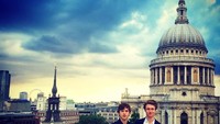 Pose Tom Holland di London, Inggris (tomholland2013/Instagram)