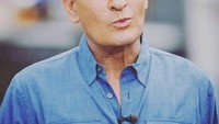 Dikutip dari Dazzling News, perannya dalam acara TV populer Two and a Half Men, Charlie Sheen memenangkan banyak penghargaan. Namun, karena kerap berhubungan seks dengan teman wanitanya, menyebabkan ia tertular HIV. Foto: Instagram @charliesheen