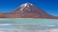 Di perbatasan Bolivia dan Chile, ada Gunung Licancabur yang tampilannya semakin memesona dengan kehadiran Laguna Verde di depannya (carolinedxf/Instagram)