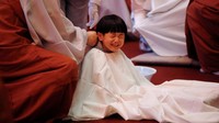 Beberapa dari para biksu cilik ini bahkan ada yang menangis saat hendak digunduli. REUTERS/Kim Hong-Ji.