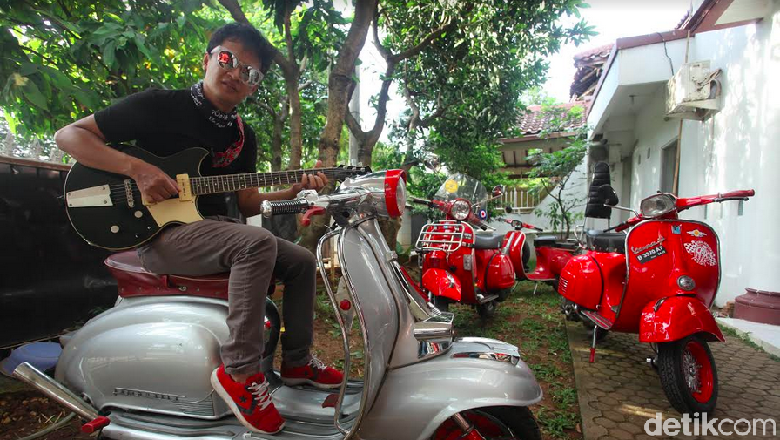 Denny Chasmala dan koleksi skuter tuanya (Foto: Lamhot Aritonang) Denny Chasmala dan koleksi skuter tuanya (Foto: Lamhot Aritonang)