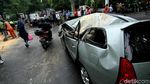 Mobil Ringsek Tertimpa Pohon di Kebayoran Baru