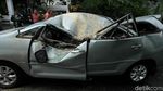Mobil Ringsek Tertimpa Pohon di Kebayoran Baru