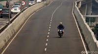 Terlihat seorang pengendara motor dengan sangat berani menerobos JLNT Casablanka.