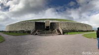 Newgrange berbentuk melingkar, dengan diameter sepanjang 80 meter. Tingginya 12 meter dan luasnya sekitar 4.500 meter persegi yang di dalamnya banyak terdapat lorong (Andras.22/Instagram)
