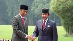 Potret Jokowi dan Sultan Brunei Tanam Pohon Perdamaian