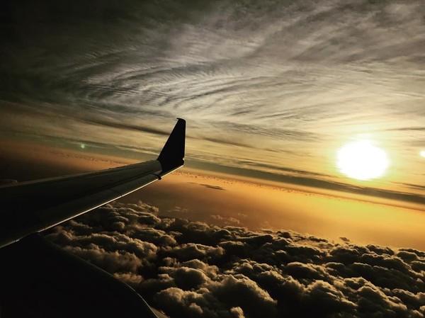 Kadang di dalam pesawat, dia suka foto-foto panorama di langit. Kece juga! (tomholland2013/Instagram) Kadang di dalam pesawat, dia suka foto-foto panorama di langit. Kece juga! (tomholland2013/Instagram)