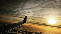 Kadang di dalam pesawat, dia suka foto-foto panorama di langit. Kece juga! (tomholland2013/Instagram)