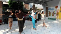 Lokasi ini juga dijadikan tempat anak-anak latihan menari.