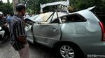 Mobil Ringsek Tertimpa Pohon di Kebayoran Baru