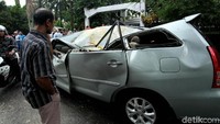 Warga langsung berkerumum di sekitar lokasi.