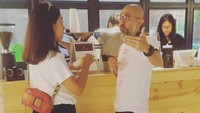 Pria berusia 46 tahun ini terlihat sedang ngobrol sambil memesan kopi bersama Nia Dinata. Kira-kira lagi ngobrolin apa ya? Foto: Instagram @lukmansrd