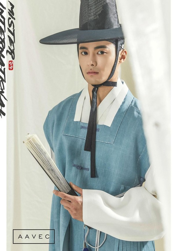 Pakai Han Bok, Lee Seung Hwan terlihat makin tampan. Mirip aktor Korea nggak, ladies? Foto: Instagram
