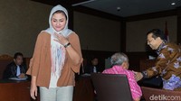 Dokter Glen dipersilakan memberikan kesaksian lebih dulu. Sementara itu, Novanto dan Deisti diminta untuk menunggu di ruang tunggu saksi. Mereka akan dimintai keterangan di hadapan sidang secara terpisah.