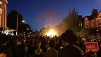 Ledakan di Festival Yahudi di London. Sebuah ledakan hebat mengguncang festival Yahudi di Stamford Hill, London bagian utara, Inggris. Sedikitnya 30 orang mengalami luka-luka akibat ledakan yang diduga dipicu telepon genggam yang dilempar ke api unggun ini. Foto: express.co.uk