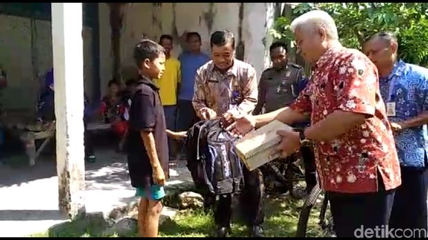 Simpati ke Bocah yang Rawat Ibu Lumpuh di Lamongan Terus Berdatangan
