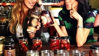  Ini dia minuman kesukaannya. Ya, wine! Setelah melalui hari yang panjang, tidak ada yang lebih nikmat selain menikmati segelas wine, tutur Markle pada Today (1/5). Foto: Instagram @meghanmarkle_hd