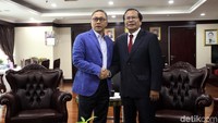 Pertemuan digelar di lantai 9 gedung Nusantara III, ruangan pimpinan MPR, kompleks parlemen, Senayan, Jakarta, Kamis (3/5/2018). Rizal tampak tiba di lokasi sekitar pukul 10.45 WIB.