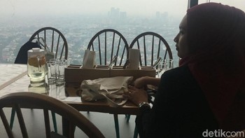 Menariknya, bila menyatap makanan di kantin Google Indonesia ini orang tersebut dapat menikmati pemandangan kota Jakarta dari ketinggian. (Foto: detikINET/Agus Tri Haryanto)