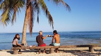 Lukman Sardi ialah aktor sekaligus sutradara yang dikenal dengan film laganya. Saat mampir ke Rote, Lukman pun terlihat sedang menikmati kopi di pinggir pantai. Wow, dengan semilir angin pantai ditemani kopi jadi paudan yang pas. Foto: Instagram @lukmansrd