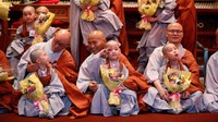 Hal itu dilakukan untuk menyambut Hari Raya Waisak. REUTERS/Kim Hong-Ji.