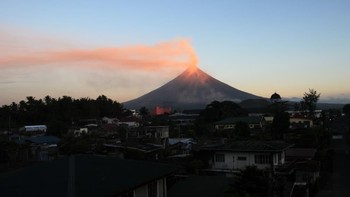 2. Filipina: Gunung Mayon ini kerap meletus dan menimbulkan ancaman. Pada tahun 2013, lima pendaki terbunuh ketika gunung ini mendadak meletus.  Foto: (Ted Aljibe/AFP/Getty Images)
