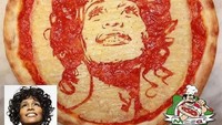 Matteo juga pernah membuat sosok Whitney Houston di atas pizza. Foto: Instagram masapizzart