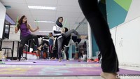 Gerakan pound fit lebih berfokus pada koordinasi tangan dan kaki dan memori. (Foto: Amanda Rachmadita; Teks: Frieda Isyana Putri)