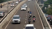 Sejumlah pemotor masih nekat menerobos JLNT Casablanka, Jakarta, Kamis (3/5/2018).