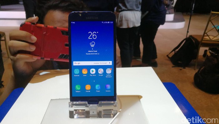 Galaxy J7 Duo. Foto: detikINET/Muhammad Alif Goenawan Galaxy J7 Duo. Foto: detikINET/Muhammad Alif Goenawan