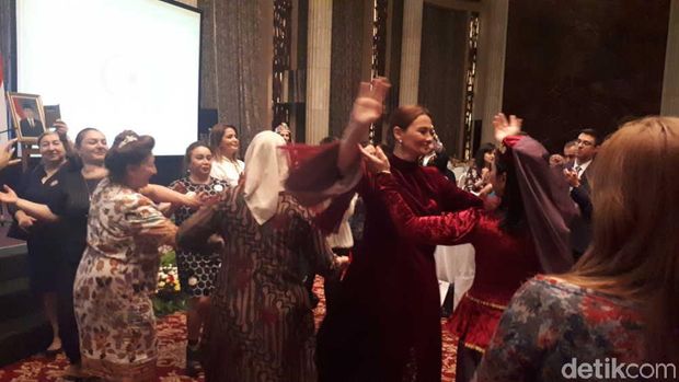 (Milli Reqs, tari tradisional Azerbaijan)