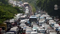 Ribuan kendaraan terjebak kemacetan di Jalan KH Abdullah Syafei, Tebet, Jakarta Selatan, Kamis (3/5/2018).
