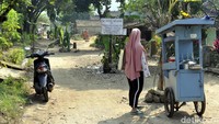 Warga mengaku kesal, sejak 2006 jalan di wilayah mereka tidak kunjung diperbaiki. Selain pos ronda, warga sengaja menyimpan gerobak di tengah jalan. Sudah 12 tahun jalan kami seperti ini, tahun 2015 janji mau diperbaiki tapi sampai saat ini tidak ada buktinya, kata Rahmat, anggota Karang Taruna Kampung Mekarjaya, di lokasi kepada detikcom, Kamis (3/5/2018). (Foto: Syahdan Alamsyah/detikcom).