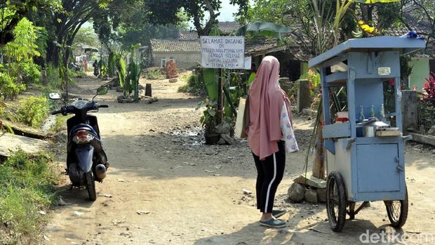 Protes Jalan Rusak, TV dan Batang Pisang Blokir Jalan di Sukabumi