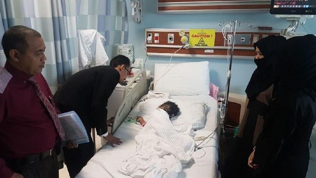 Tim Yanlin saat menjenguk Karimah yang dirawat di RS