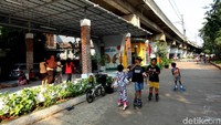 Begini penampakan ruang publik terpadu ramah anak (RPTRA) yang berada di kolong rel kereta api di kawasan Sawah Besar, Jakarta Barat, Kamis (3/5/2018).