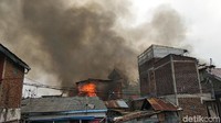 Sebanyak 30 rumah warga di belakang Hotel Papandayan Bandung ludes terbakar, Kamis (3/5/2018) siang .(Foto: Dony Indra Ramadhan/detikcom).