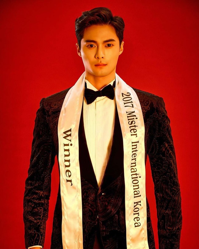 Lee Seung Hwan asal Korea Selatan berkompetisi di Mister International 2018, ajang pencarian pria tampan dan berbakat bertaraf global dan berhasil memenangkannya, membuat dia jadi pria paling tampan dunia. Sebelumnya, ia merupakan juara Mister International Korea pada 2017. Foto: Instagram
