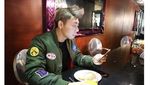 Ini Aksi Paranormal yang Sedang Hits, Roy Kiyoshi Jika Sedang Makan