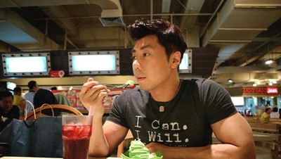 Ini Aksi Paranormal yang Sedang Hits, Roy Kiyoshi Jika Sedang Makan