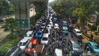 Kemacetan parah sudah terjadi di area ini sejak pagi sekitar pukul 07.00 WIB hingga sekitar pukul 09.00 WIB