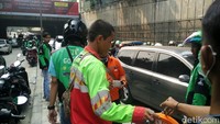 Para driver ojol ini memaksa petugas PU membereskan seluruh peralatan dan meninggalkan area tersebut karena bikin macet. Petugas pun akhirnya pergi menggunakan mobil kendaraan operasional yang terparkir di lokasi.