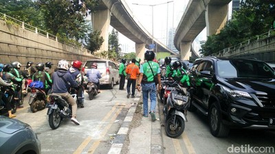 Foto: Aksi Ojol Bongkar Perbaikan Jalan Penyebab Macet di Casablanca