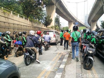 Foto: Aksi Ojol Bongkar Perbaikan Jalan Penyebab Macet di Casablanca