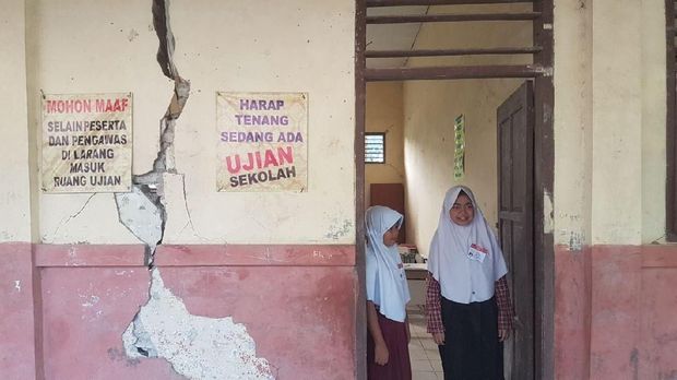 Siswa SD di Serang UN di Bawah Bayang-bayang Ambruknya Gedung