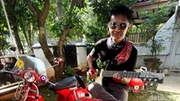 Denny juga sangat mengutamakan kebersihan roda dua bermesin yang jadul. Baginya, selain motor bisa digunakan sehari-hari, unik, serta ikonik, kendaraan haruslah kinclong.