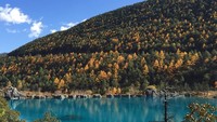 Letaknya yang berada di lembah pegunungan, danau ini memang benar-benar cantik dan eksotis layaknya bulan yang berwarna biru toska. Ya, seperti namanya (teasmoked/Instagram)